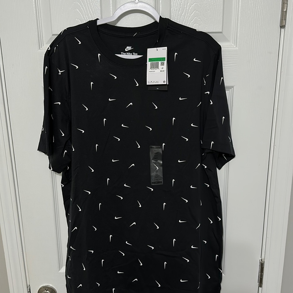 Men’s Nike extra large brand new, never worn T-shirt